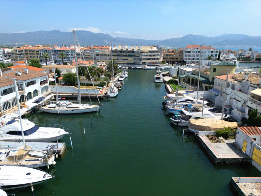 House with a 14-metre mooring before the bridges, in Empuriabrava