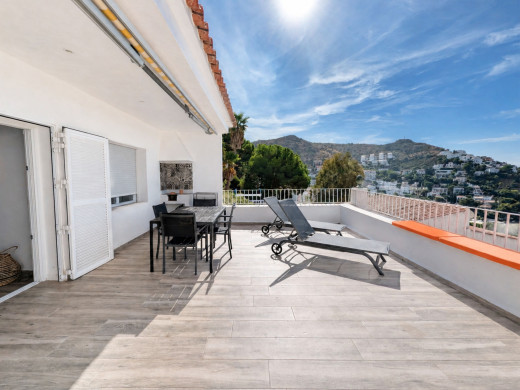Piso con vistas al mar en la última planta, con terraza y garaje, en Canyelles