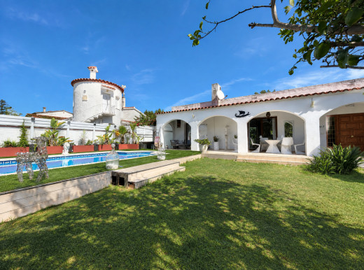 Ebenerdiges Haus mit Pool und Garten in Empuriabrava