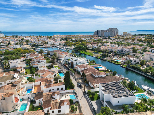 Haus in Empuriabrava mit Tourismuslizenz, 50 m von einem Hafen mit Liegeplätzen entfernt
