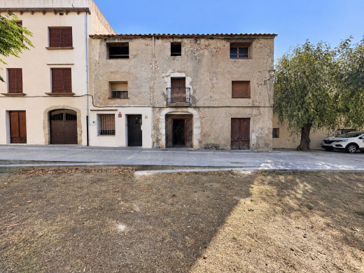 Village house to renovate opposite Bellcaire d’Empordà Castle