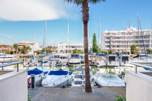 42m2, rénové, vue canal, terrasse 10m2, piscine communautaire