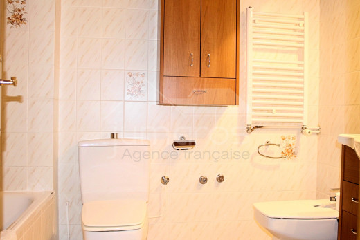 Villa canal con 4 dormitorios, piscina y amarre privado.