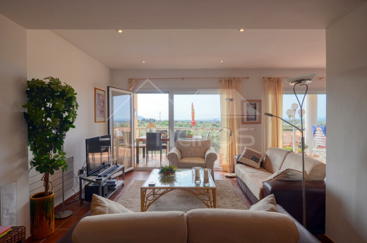 Superbe duplex avec 4 chambres, piscine, terrasse et garage