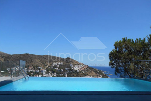 Belle maison avec vue mer et piscine à débordement