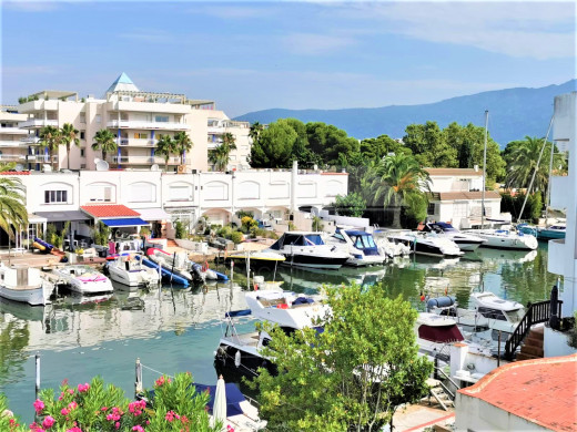 Bel appartement avec amarre privée, débarras et parking