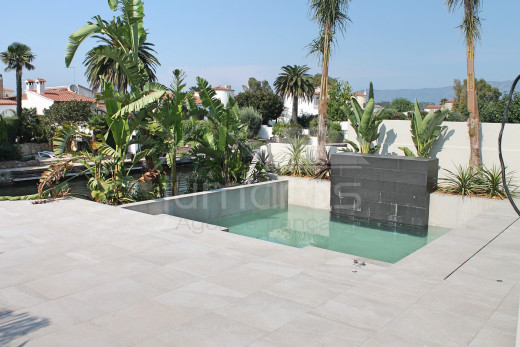 Maison de plain pied avec piscine et amarre