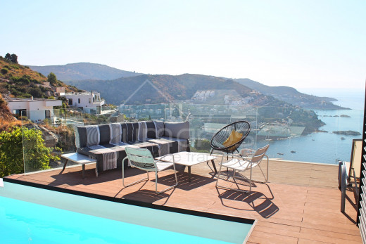 Villa de 4 habitaciones, piscina con vistas al mar y garaje