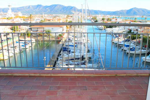 Duplex avec vue sur la mer et le canal