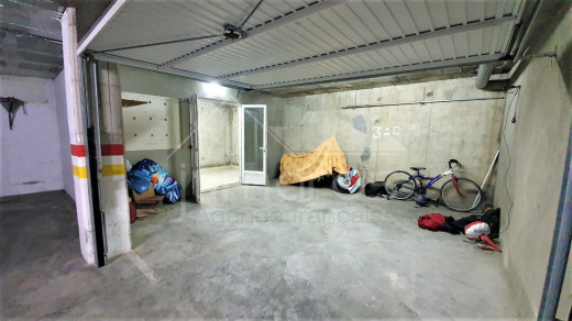 Garage avec débarras
