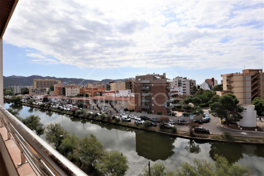 Appartement vue canal avec piscine à 500 m de la mer