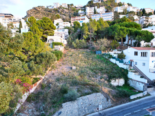 Terreno edificable con vistas, cerca del centro de Roses, 929m2