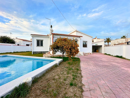 Charmante maison de plain-pied avec piscine à Empuriabrava