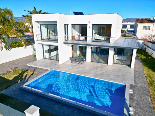 Villa moderne construite en 2020 à Empuriabrava