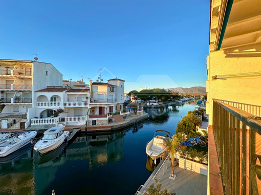 Appartement moderne avec vue sur le canal et grande terrasse