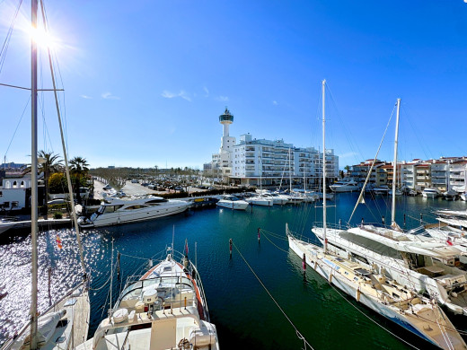 Apartment with mooring and tourist license, renovated in Empuriabrava