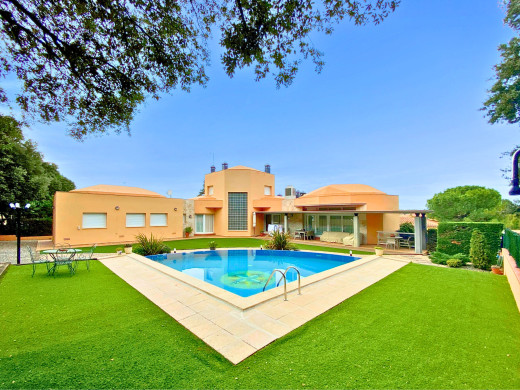 Maison avec piscine et grand jardin à Avinyonet de Puigventós