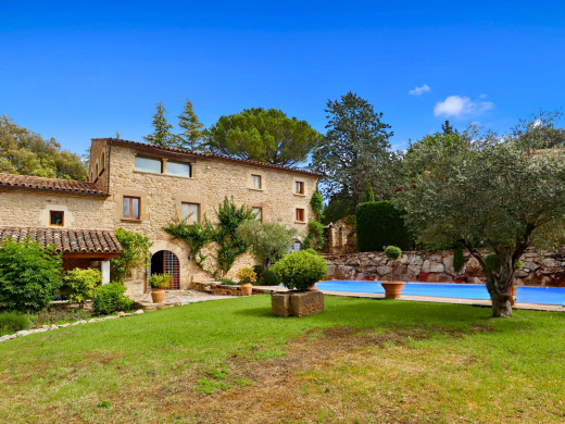 Farmhouse with outbuilding and 5000m2 of land in Catalonia