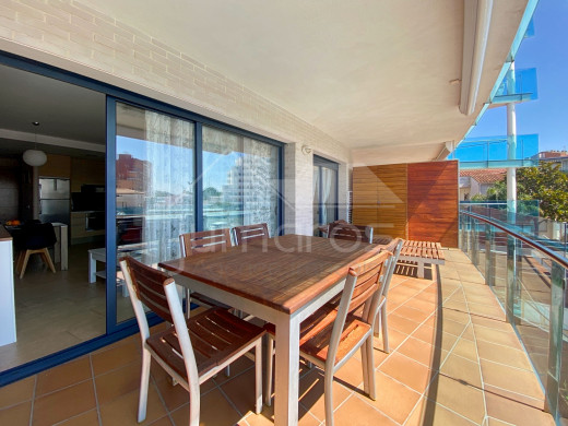 Appartement de standing vue canal avec grande terrasse et parking à Roses