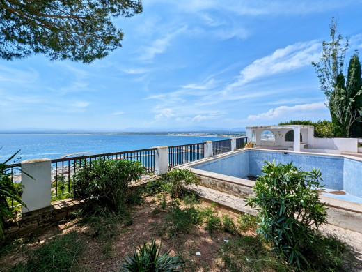 Villa with 180º sea views for sale in Roses, to renovate