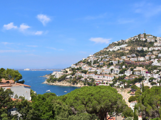 Belles vues mer: Maison avec garage et licence touristique à 300 m de la plage à Canyelles
