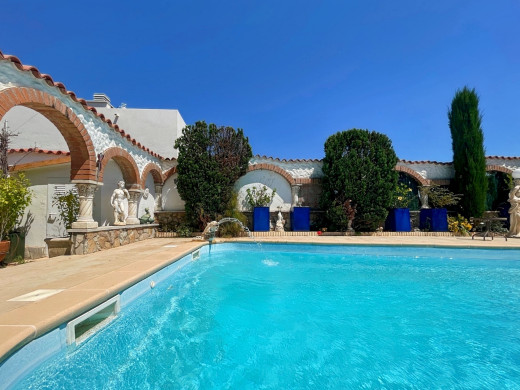 Belle maison avec piscine dans un quartier calme à Mas Boscà, Roses