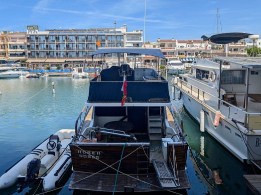 3 apartment building with garage and 20 m mooring in Empuriabrava