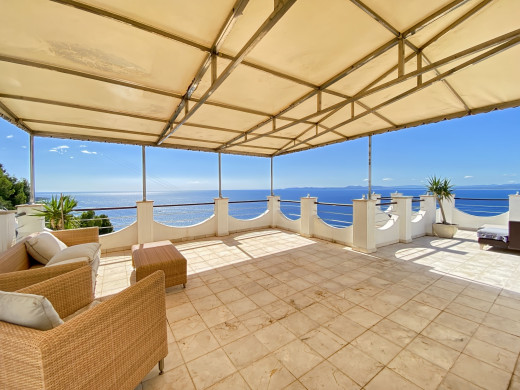 Villa de lujo con vistas panorámicas al mar y licencia turística en Roses