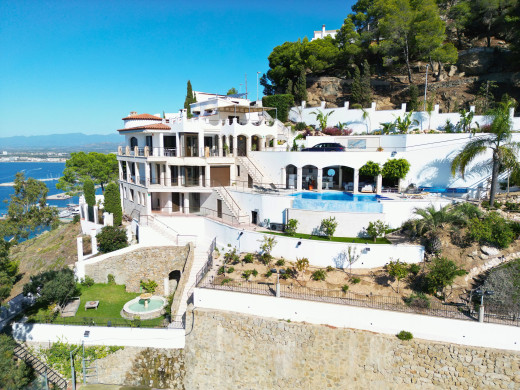 Villa de lujo con vistas panorámicas al mar y licencia turística en Roses