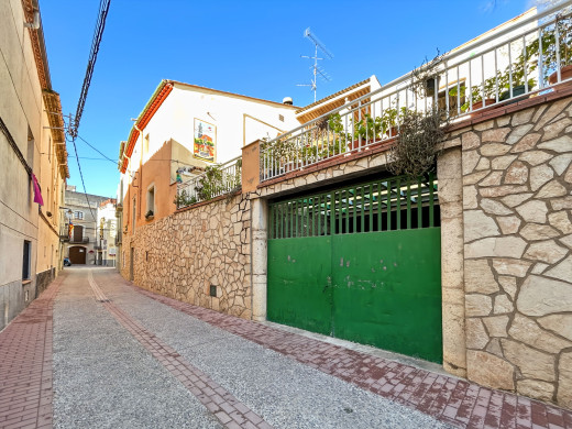 Gran casa de pueblo en Borrassà con mucho potencial