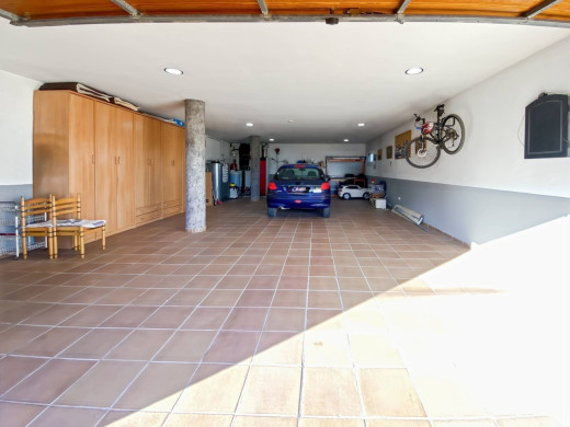 Haus mit Pool, Garten und Garage in Vilamalla