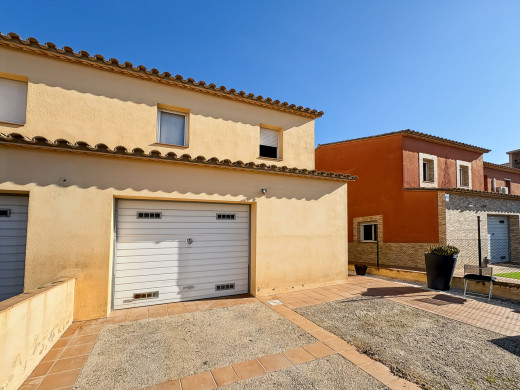 Modern house with garden and garage in Empuriabrava
