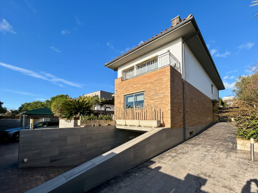 Detached house with pool and garage