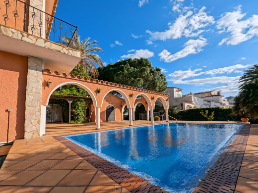 Villa mit 30m langem Bootsanleger, sehr nah am Strand