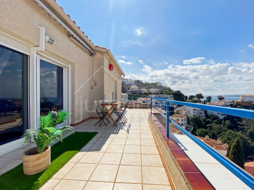 Piso con vistas al mar, garaje y licencia turística en Roses