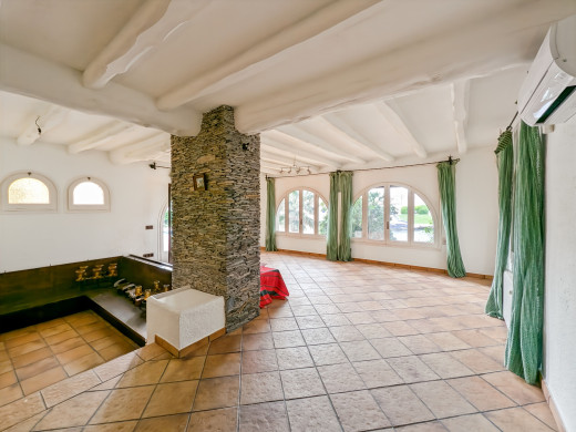 Villa mit 30m langem Bootsanleger, sehr nah am Strand