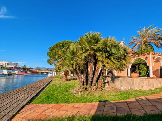 Villa mit 30m langem Bootsanleger, sehr nah am Strand