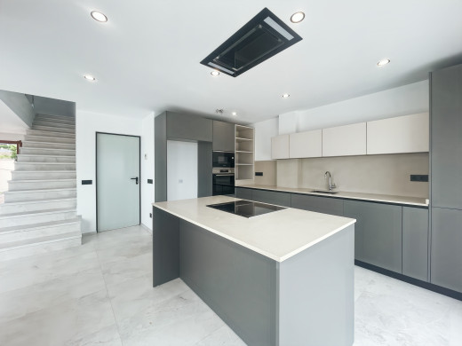 Maison neuve avec piscine et garage