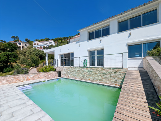Spectacular views, pool, 5 bedrooms, 3 garages