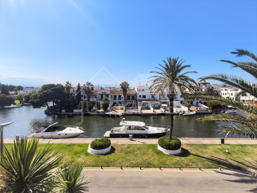 Canal view flat with terrace in Empuriabrava