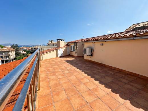 Renovated top floor flat in L'Escala, private garage