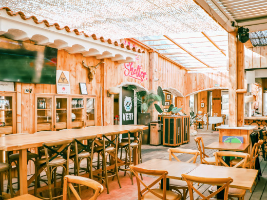 Kultige Restaurant-Bar mit exklusivem Konzept direkt am Meer