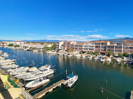 Ático con vistas al canal y gran terraza en Empuriabrava