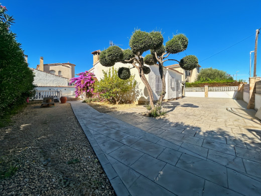 Casa, 4 dormitorios con piscina y garaje