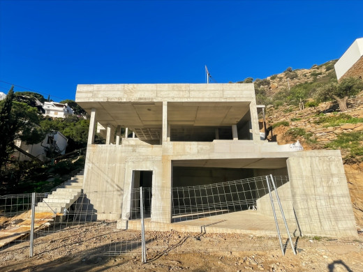 Villa con vistas al mar en Canyelles, Roses: Terreno y estructura completamente terminada