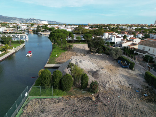 Parcela de 500m2 en el canal de Empuriabrava
