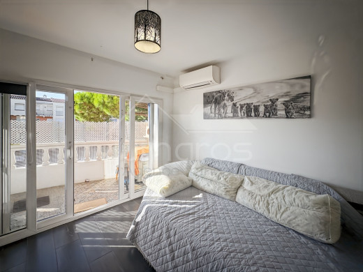 Piso + aparcamiento + trastero, a 50 m de la playa y con licencia turística