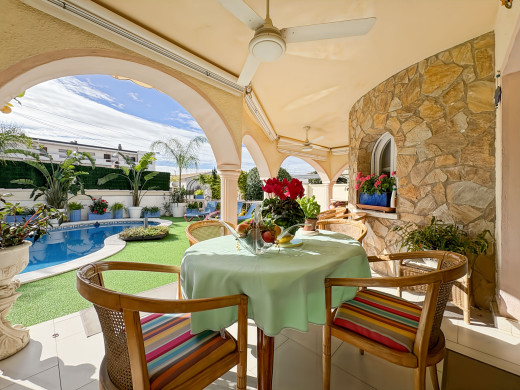 Maison à Empuriabrava avec piscine et garage, près de la plage