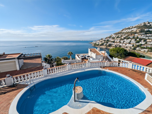 House in Roses-Canyelles, 180° panoramic sea view with swimming pool and private garage