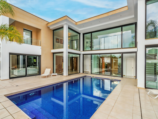 Exceptional villa with a 28 m mooring for sailboats / catamarans